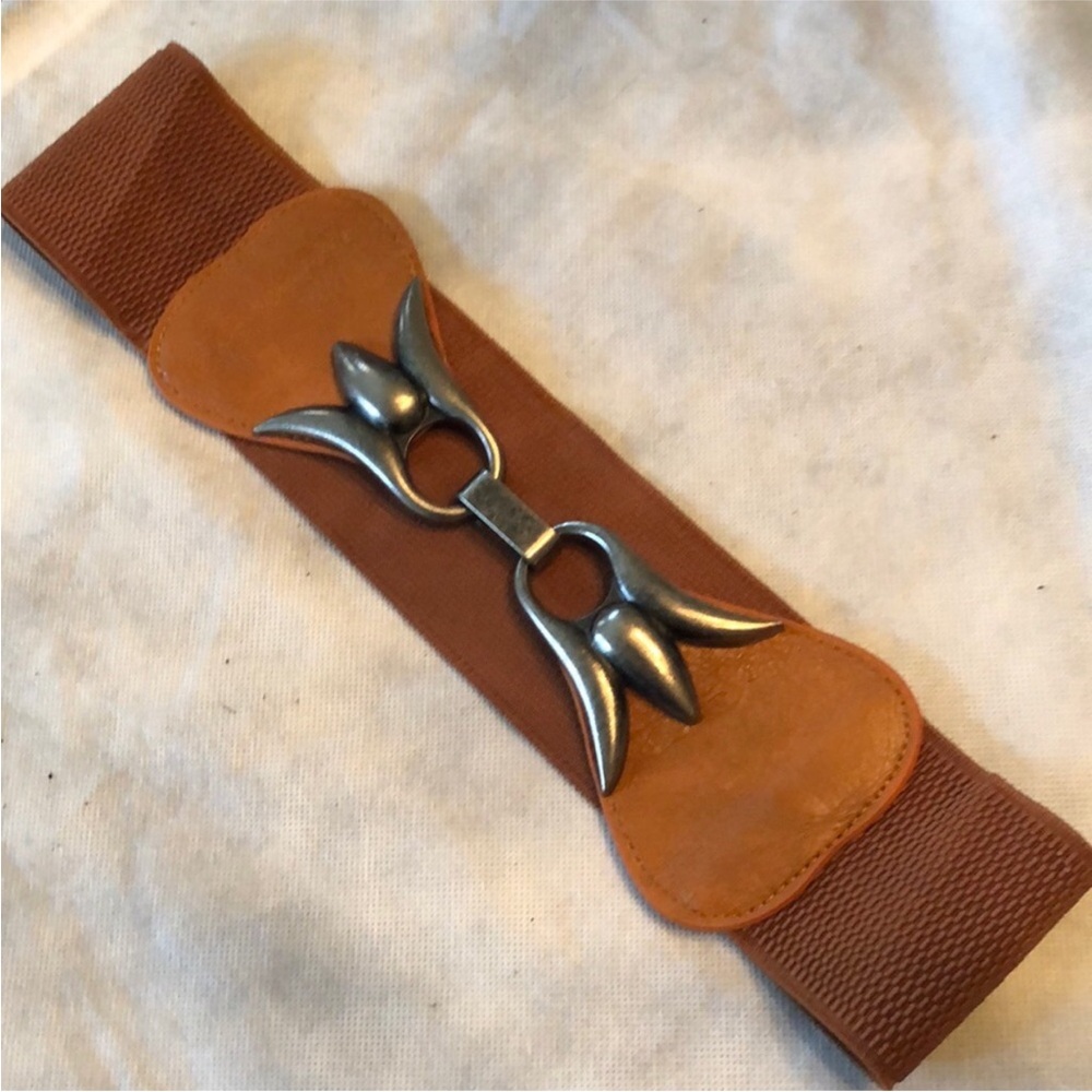 Vintage wide stretch antiqued silver tone clip buckle faux leather trim belt